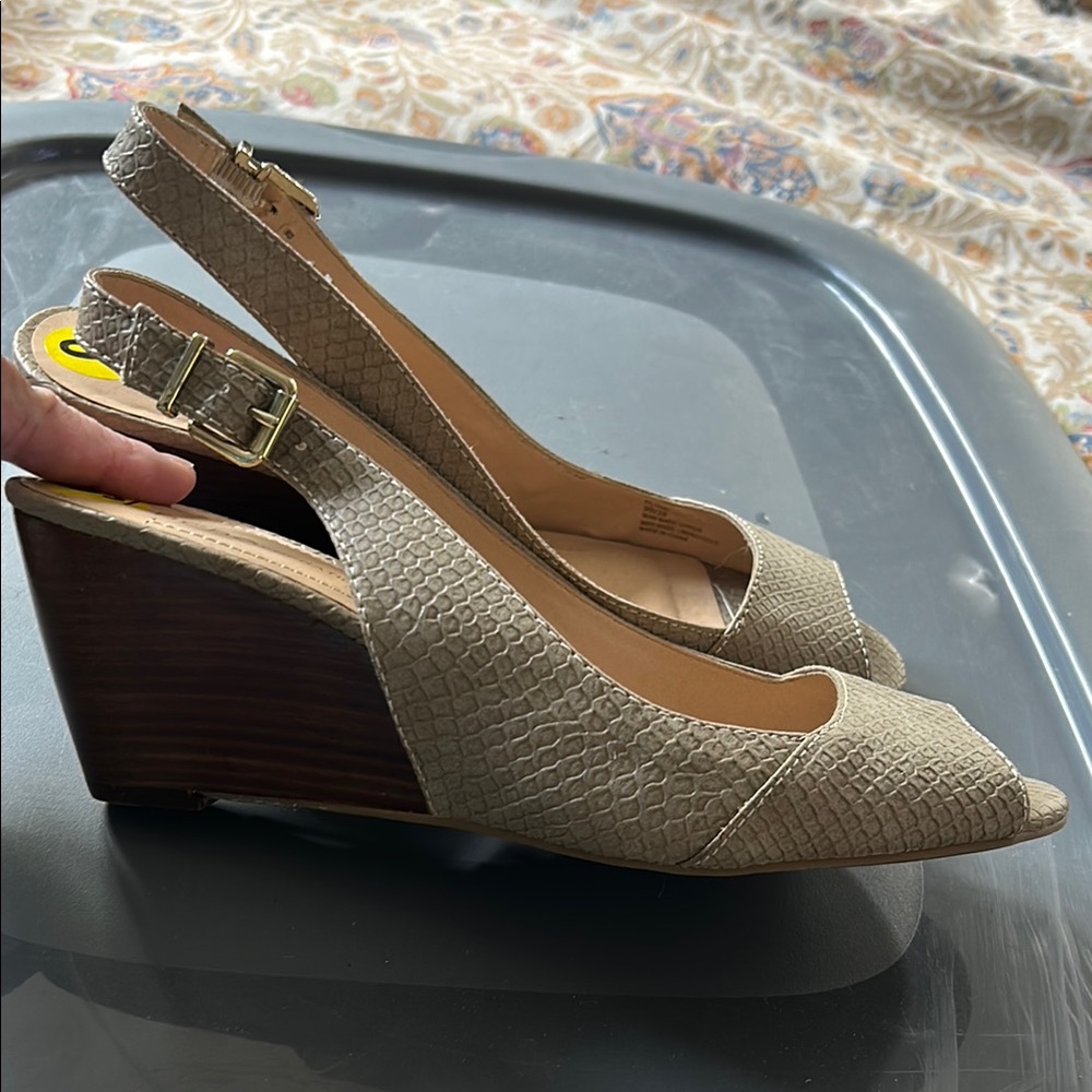 NWOT   BCBGeneration Tan Wedge Slingback Sandals